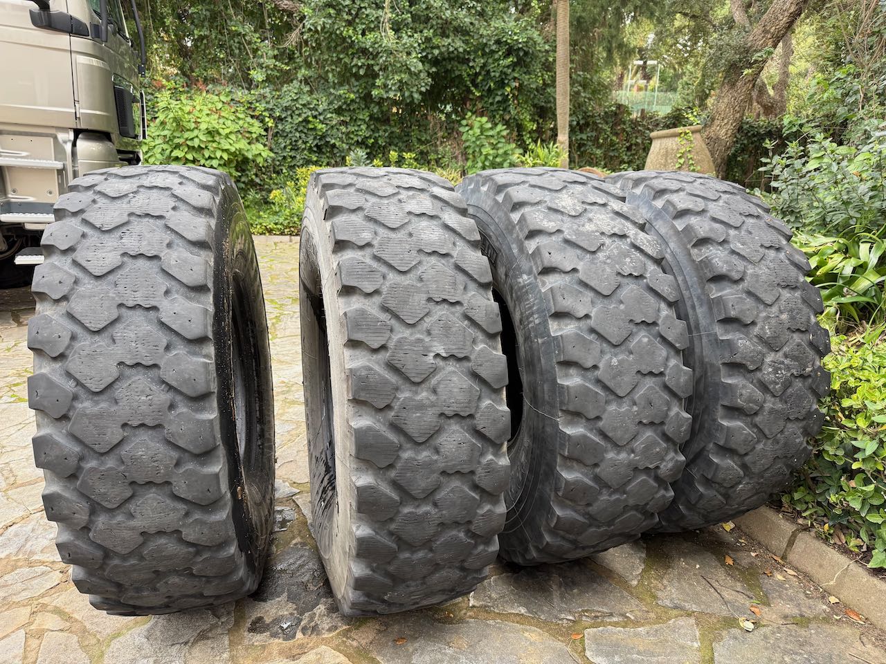 Reifenwechsel am Expeditionsmobil MAN TGS 6×6 mit Bordmitteln Reifenwechsel am Expeditionsmobil MAN TGS 6×6 mit Bordmitteln